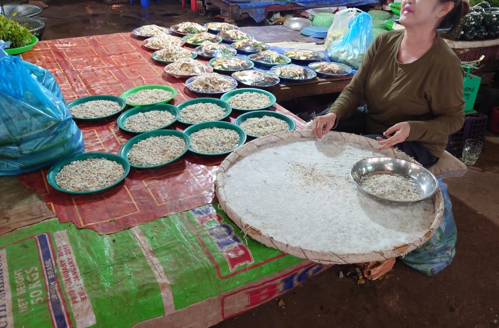 ローカル市場で売られるツムギアリ