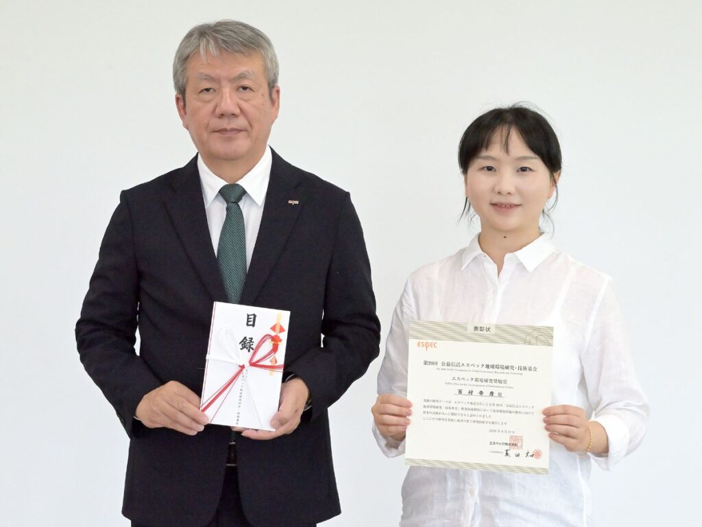 表彰状を手にするChen Luさん